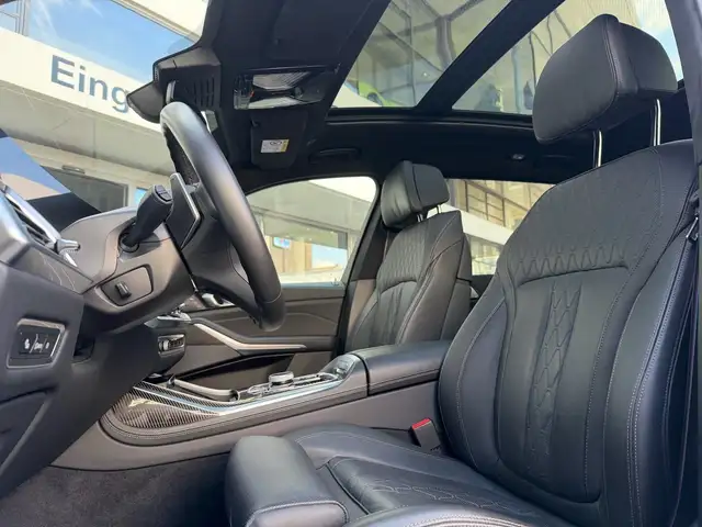 BMW X7 view 11