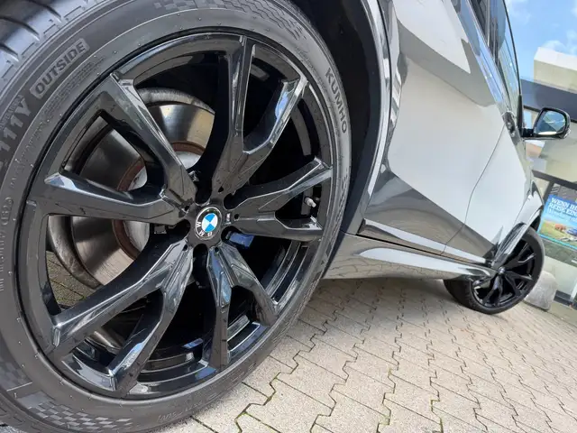BMW X7 view 5