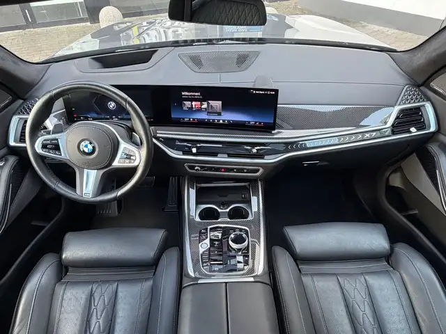 BMW X7 view 4