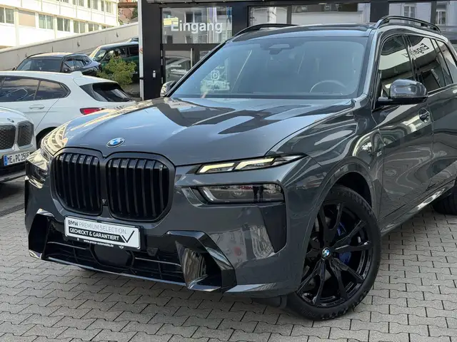 BMW X7 view 2