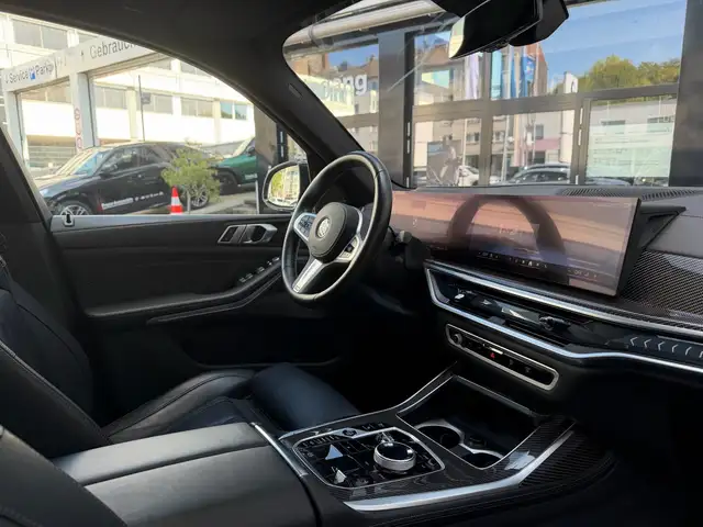BMW X7 view 8