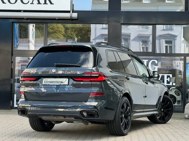 BMW X7 view 3