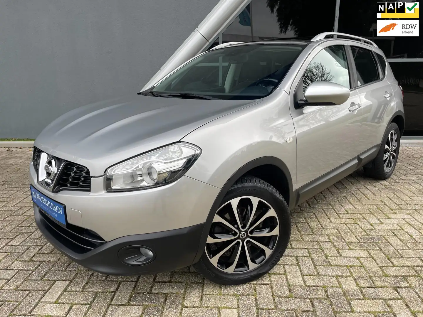 Nissan Qashqai 2.0 Connect Edition 141pk Panoramadak / Trekhaak / Grijs - 1