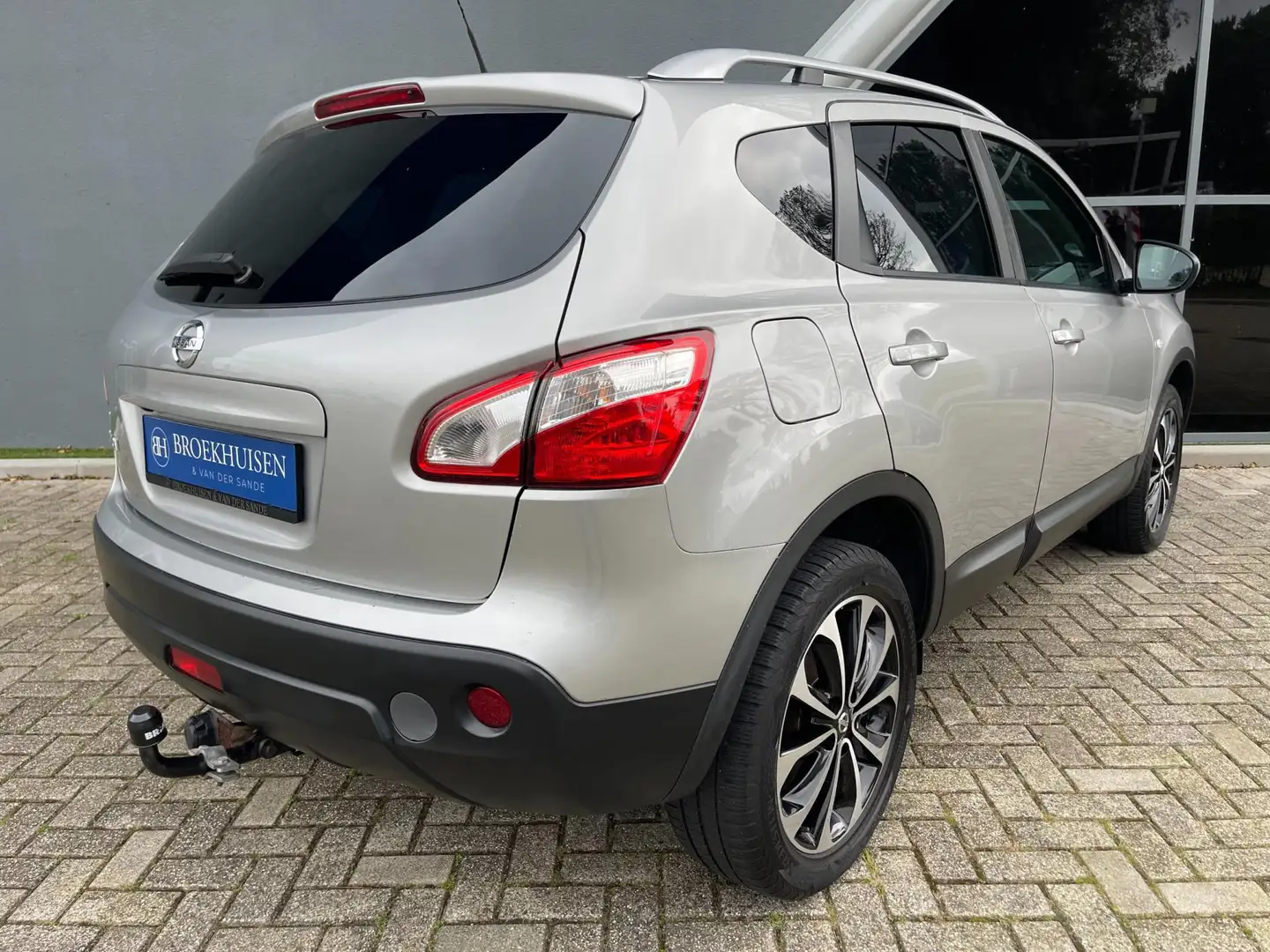 Nissan Qashqai 2.0 Connect Edition 141pk Panoramadak / Trekhaak / Grijs - 2