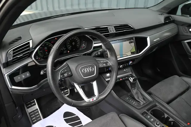 Audi Q3 view 8