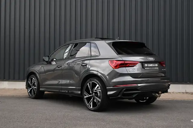 Audi Q3 view 3
