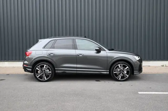 Audi Q3 view 5