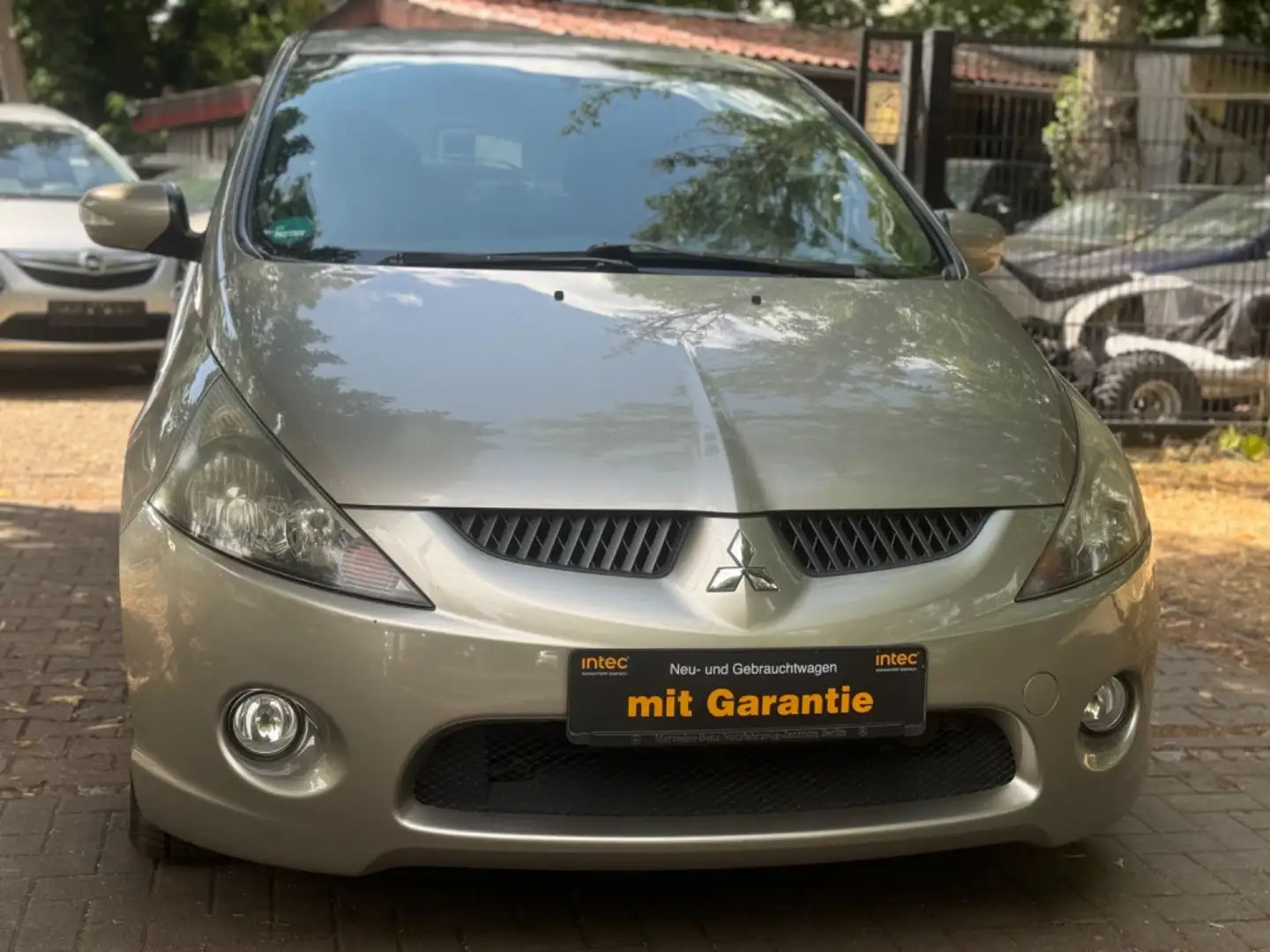 Mitsubishi Grandis 2.4  6-Sitzer Automatik Gris - 1
