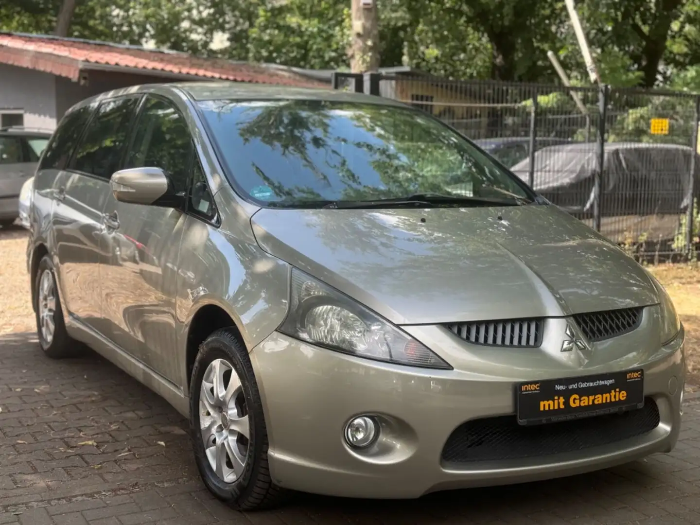 Mitsubishi Grandis 2.4  6-Sitzer Automatik Gris - 2