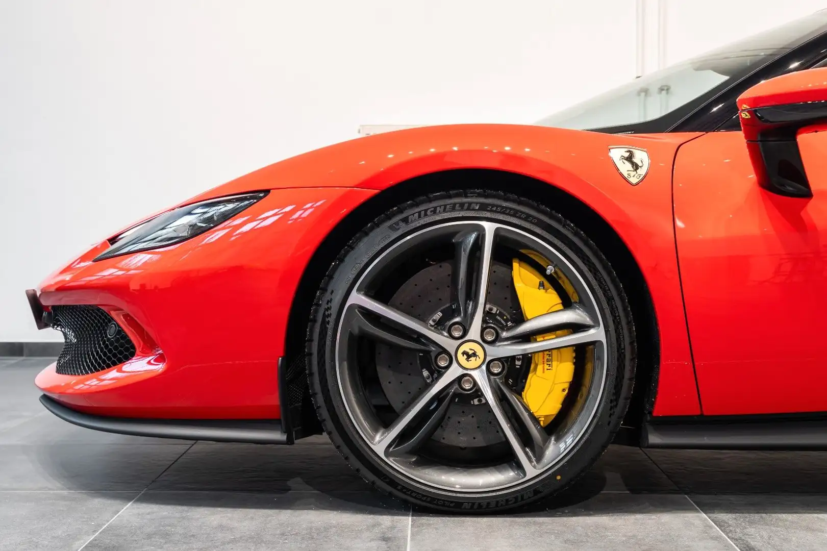 Ferrari 296 GTS Rosso Corsa MY25 Neuwagen Rood - 2