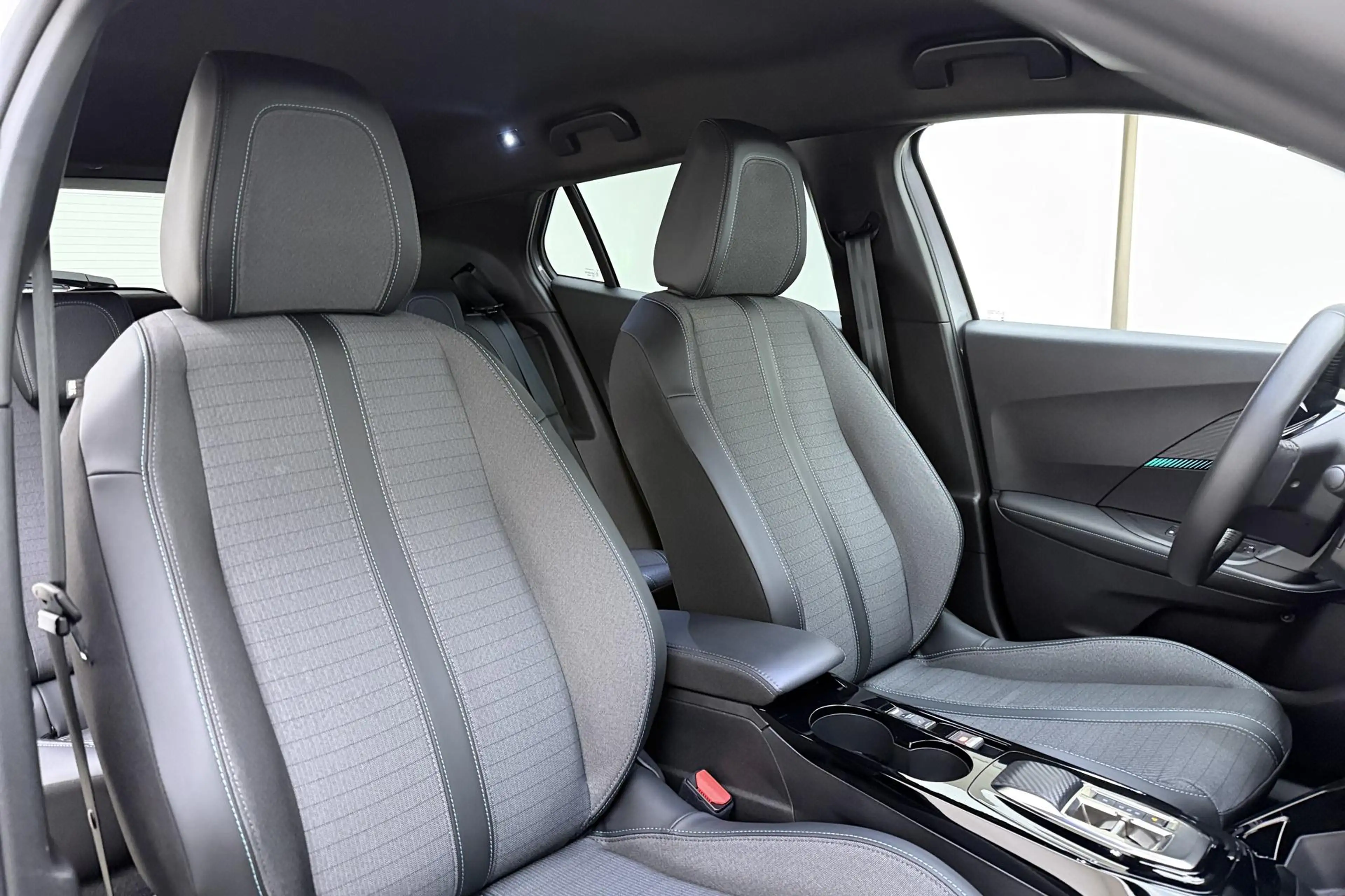 Peugeot e-2008 EV Allure 50 kWh 100% SOH l Apple Carplay/Android — photo 10