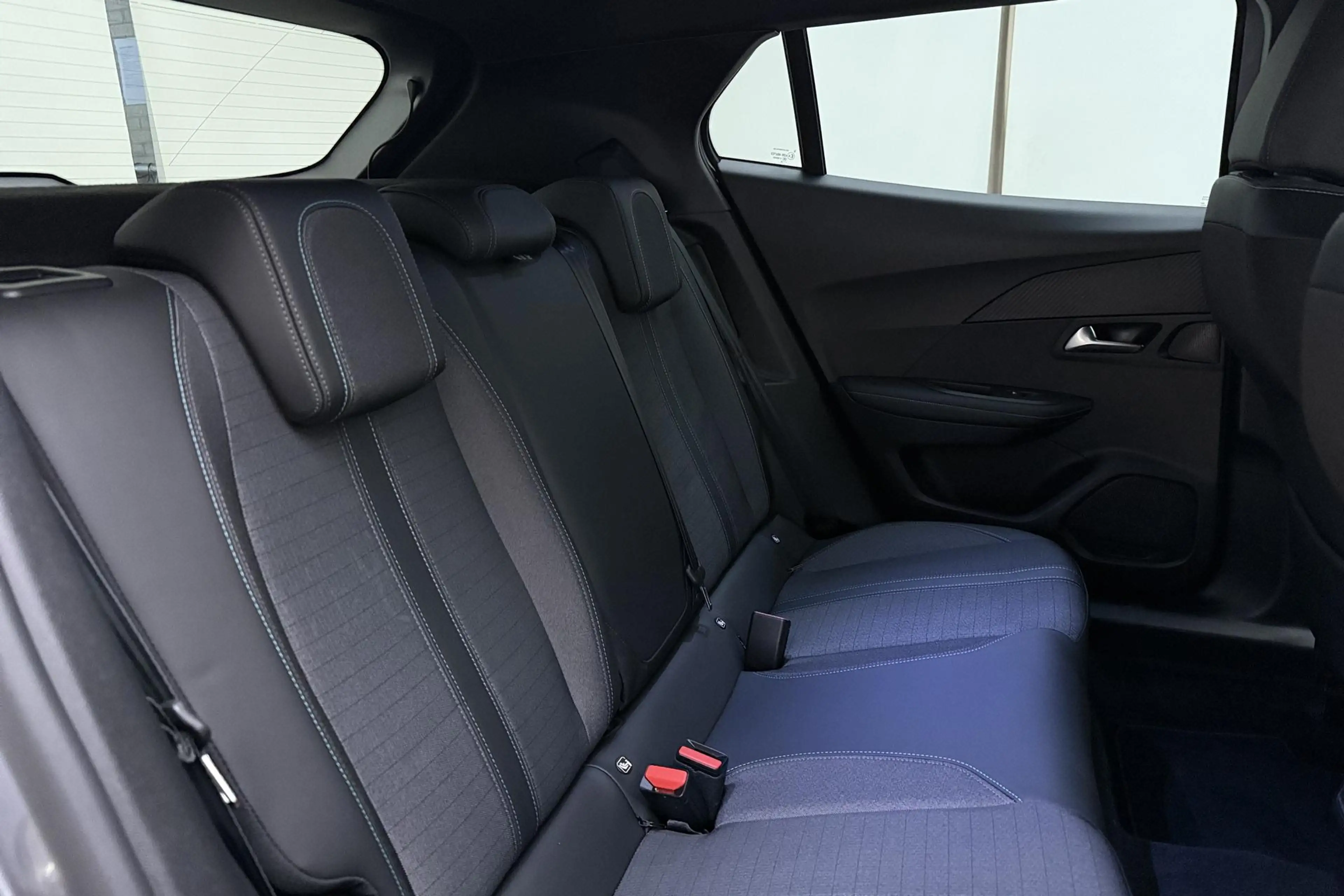 Peugeot e-2008 EV Allure 50 kWh 100% SOH l Apple Carplay/Android — photo 13