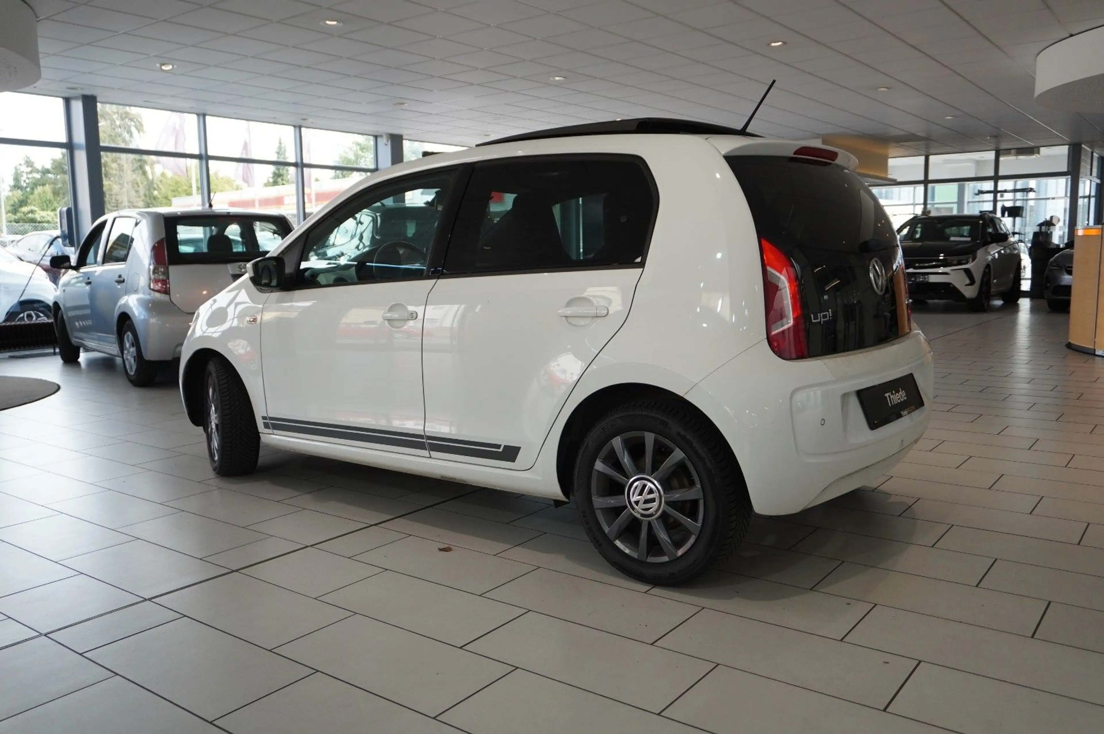 Volkswagen up! 1.0 CLUB 5-TÜR NAVI/SPORT/PANO./SHZ/PDC/TEMP — photo 13