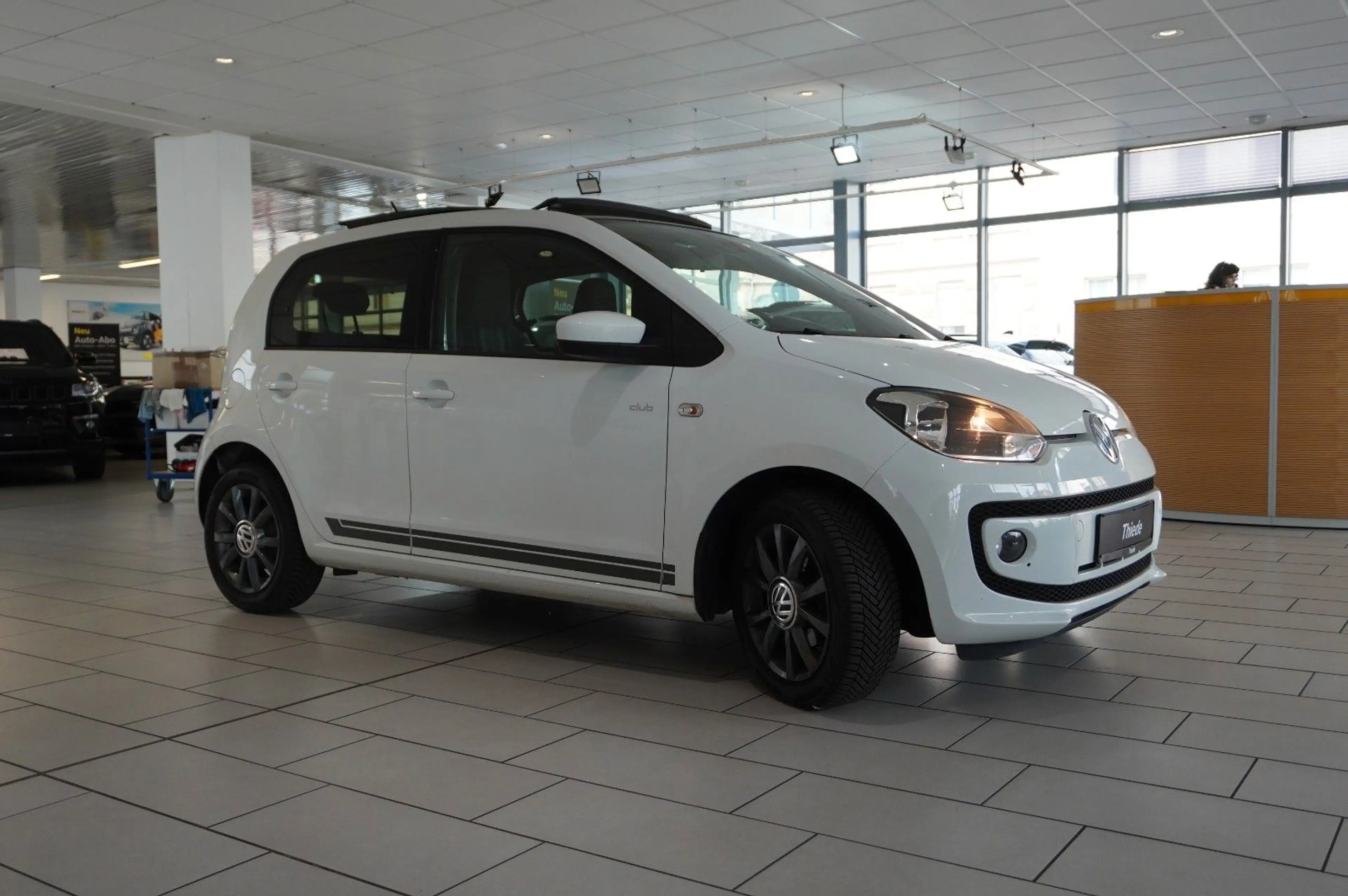 Volkswagen up! 1.0 CLUB 5-TÜR NAVI/SPORT/PANO./SHZ/PDC/TEMP — photo 7