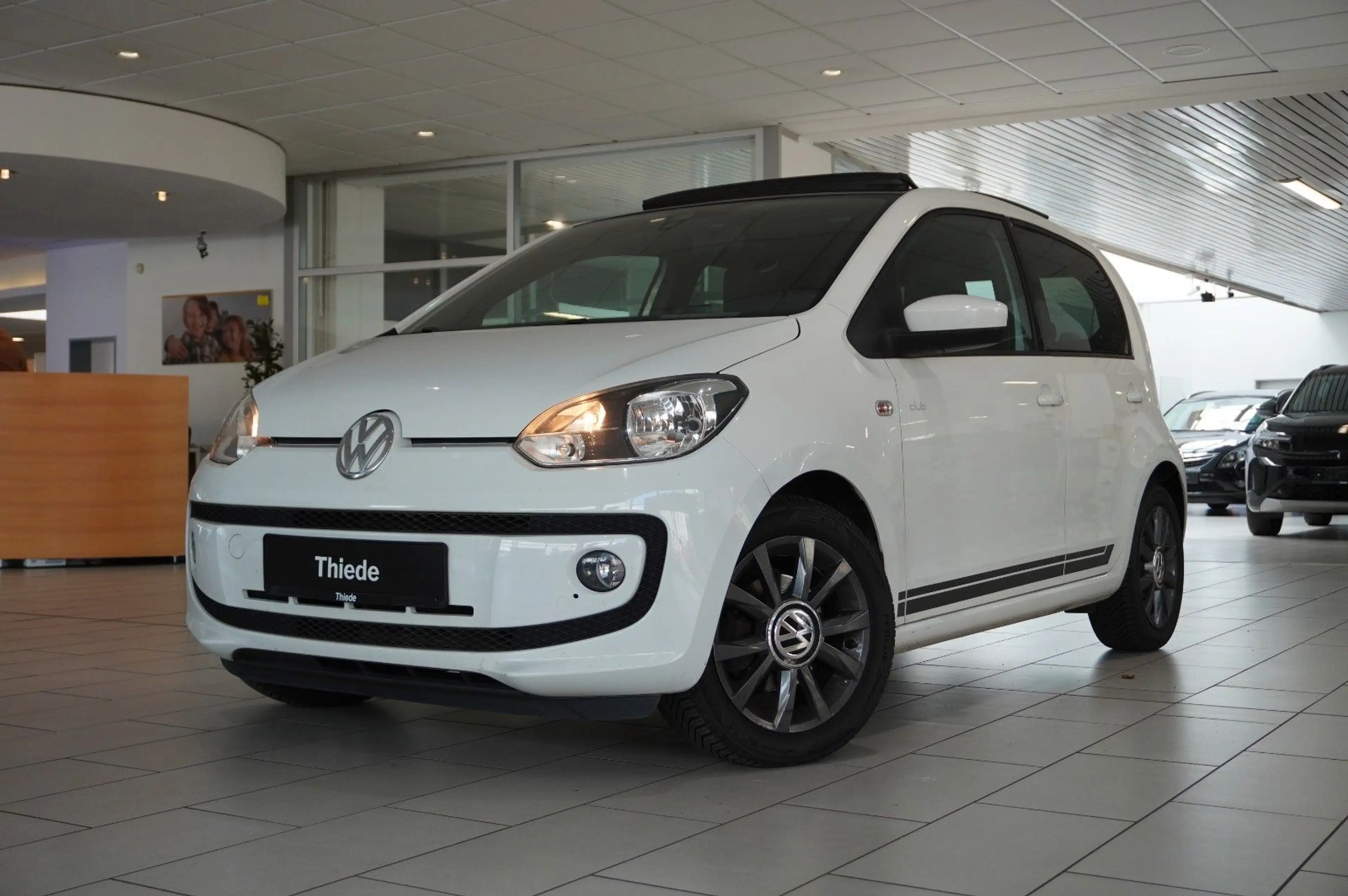Volkswagen up! 1.0 CLUB 5-TÜR NAVI/SPORT/PANO./SHZ/PDC/TEMP — photo 4
