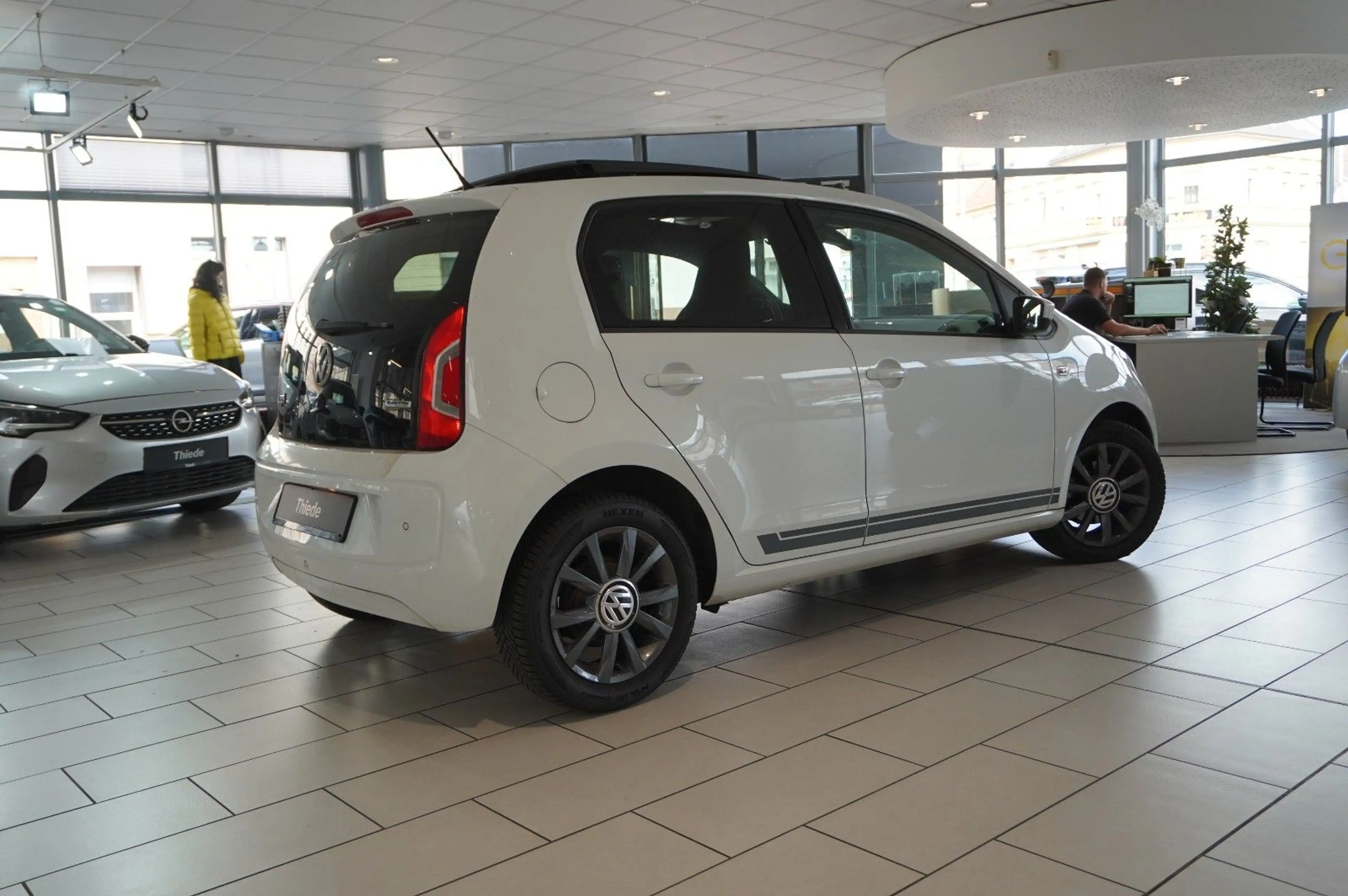 Volkswagen up! 1.0 CLUB 5-TÜR NAVI/SPORT/PANO./SHZ/PDC/TEMP — photo 10