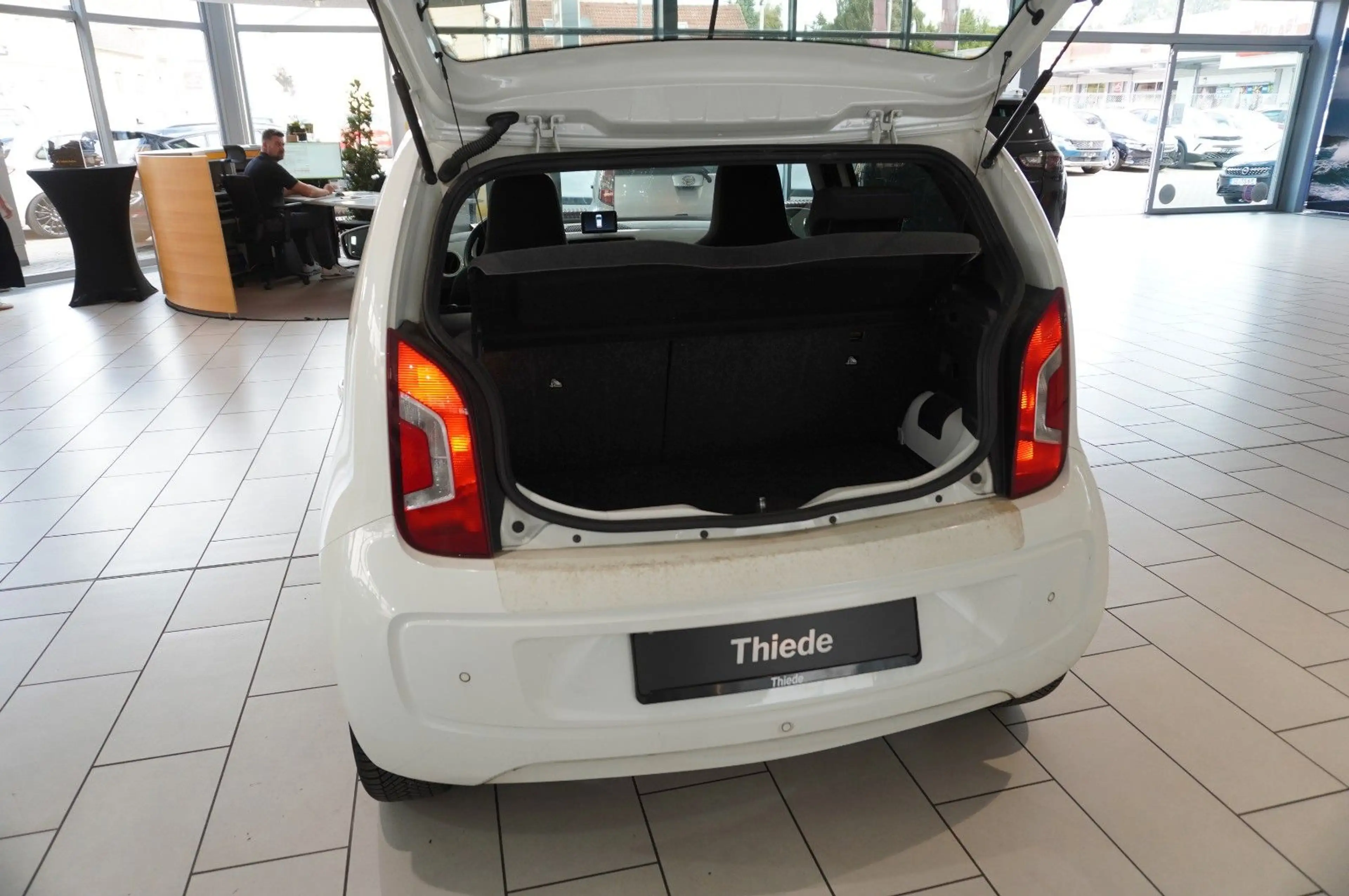 Volkswagen up! 1.0 CLUB 5-TÜR NAVI/SPORT/PANO./SHZ/PDC/TEMP — photo 14