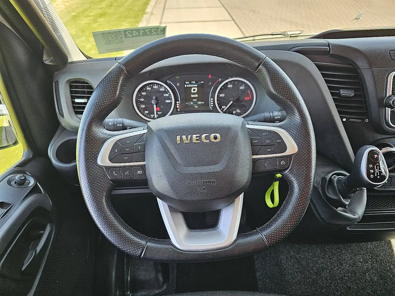 Iveco Daily 2023 — фото 9