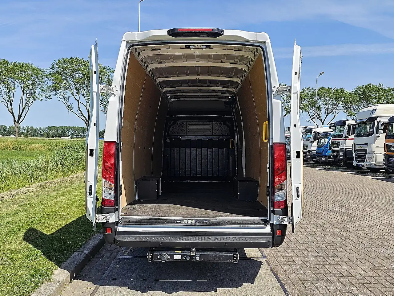 Iveco Daily 2023 — фото 7