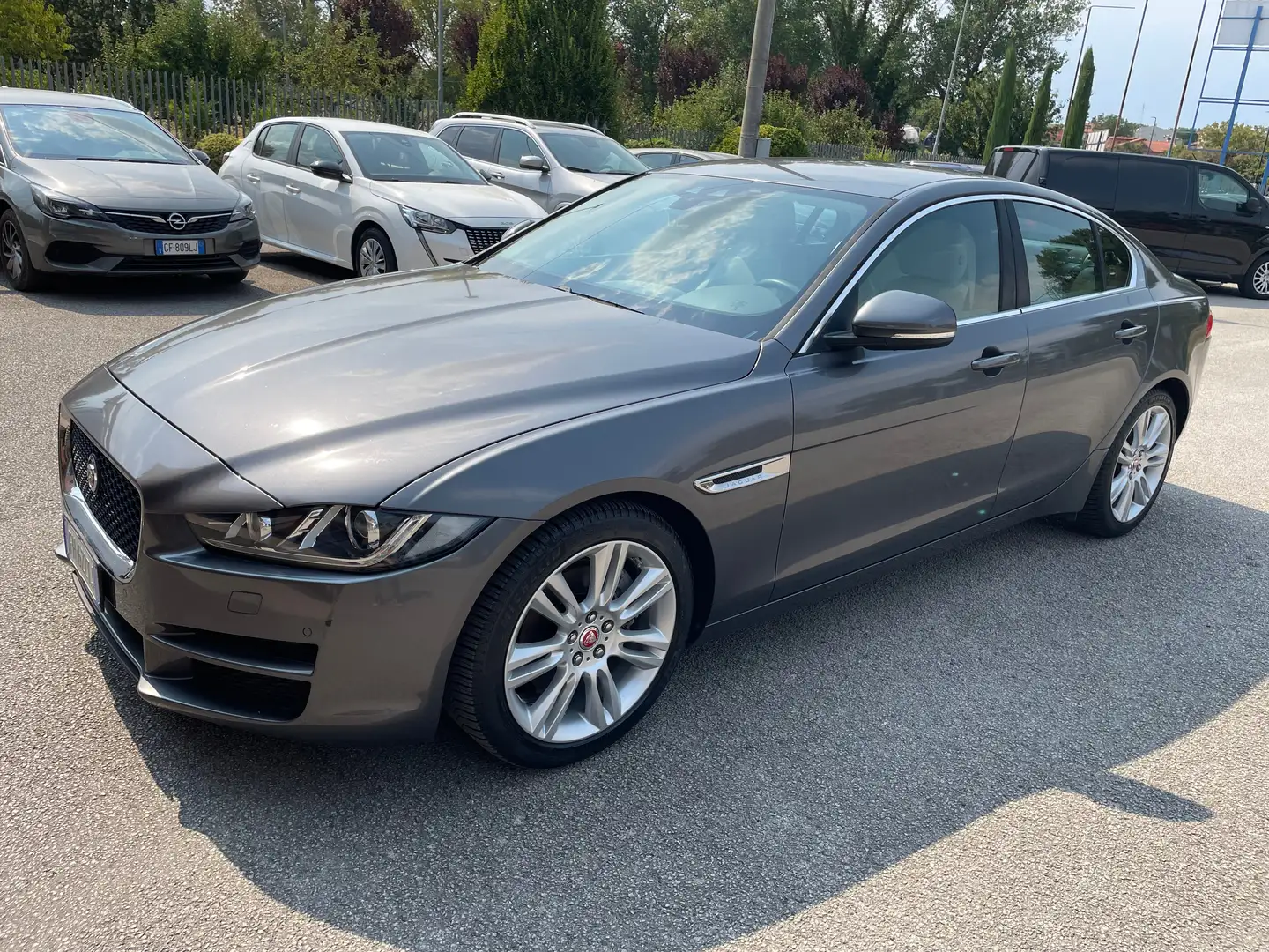 Jaguar XE 2.0d Prestige 180cv auto Gris - 1