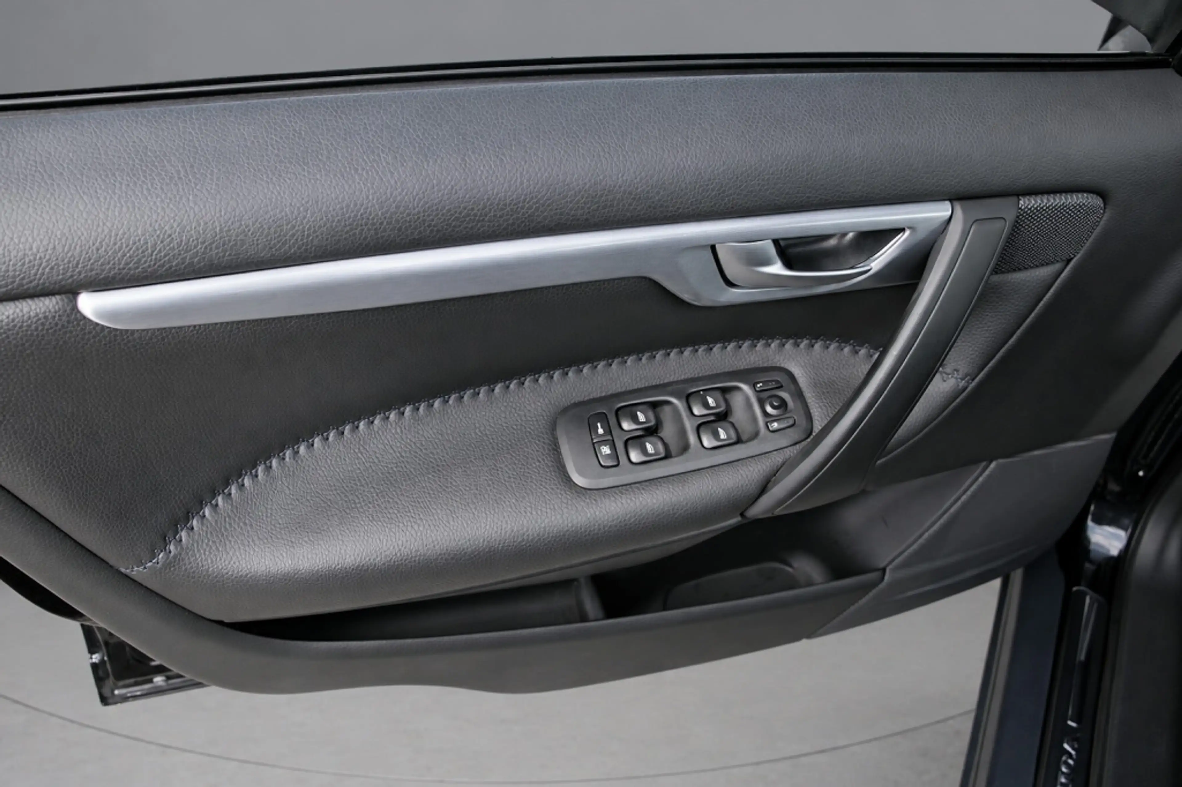 Volvo XC70 2.5 T Kinetic — photo 11
