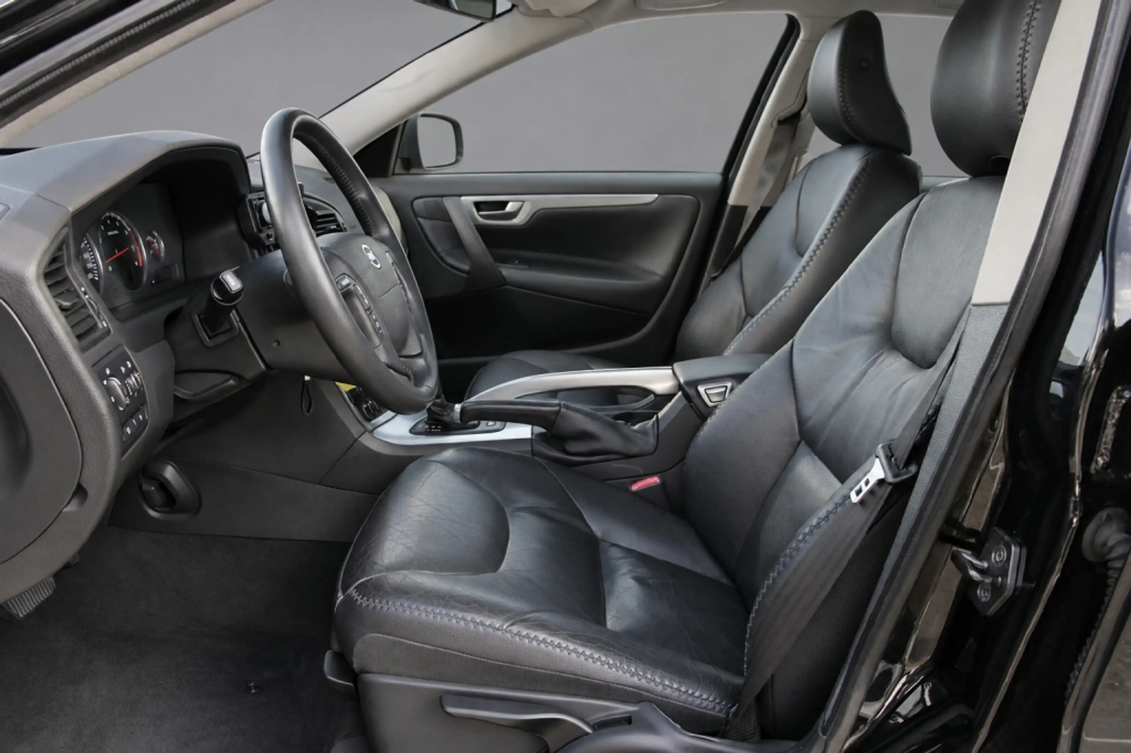 Volvo XC70 2.5 T Kinetic — photo 13