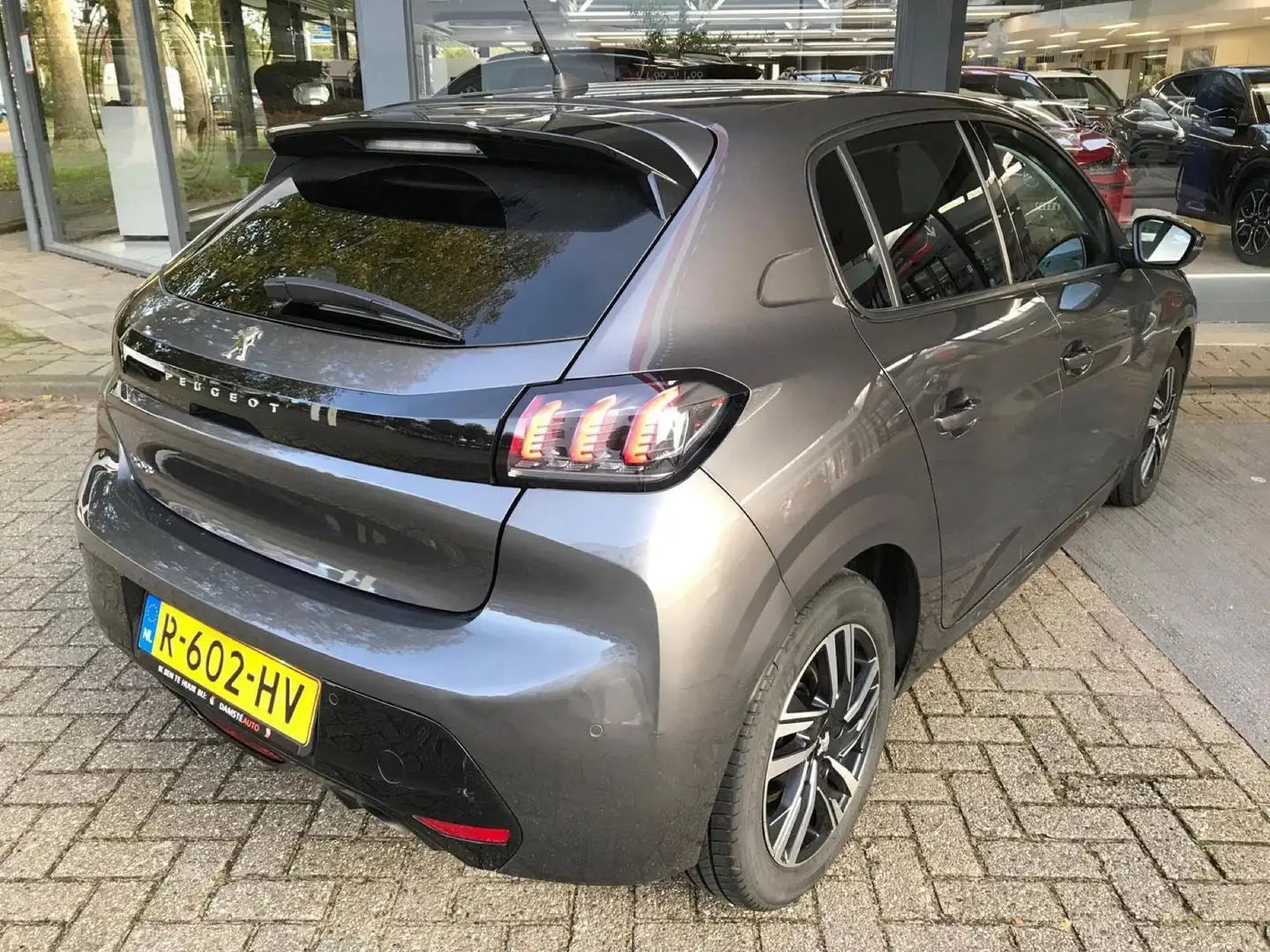 Peugeot 208 PureTech 100pk Allure Pack │ Connect 3D Navigatie Gris - 2