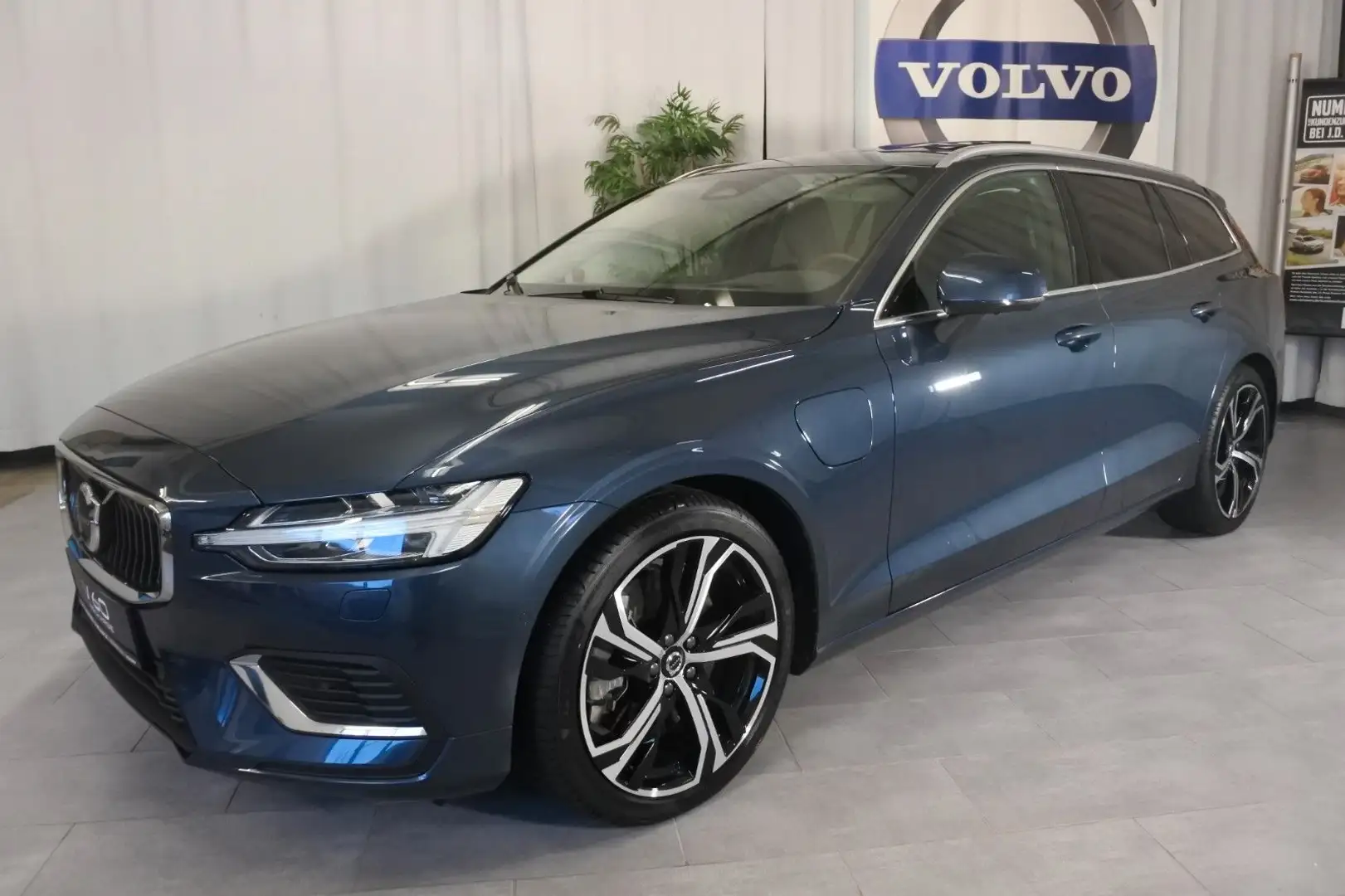 Volvo V60 T6 Ultra Bright Plug-In Hybrid AWD 360°-AHK Blau - 2