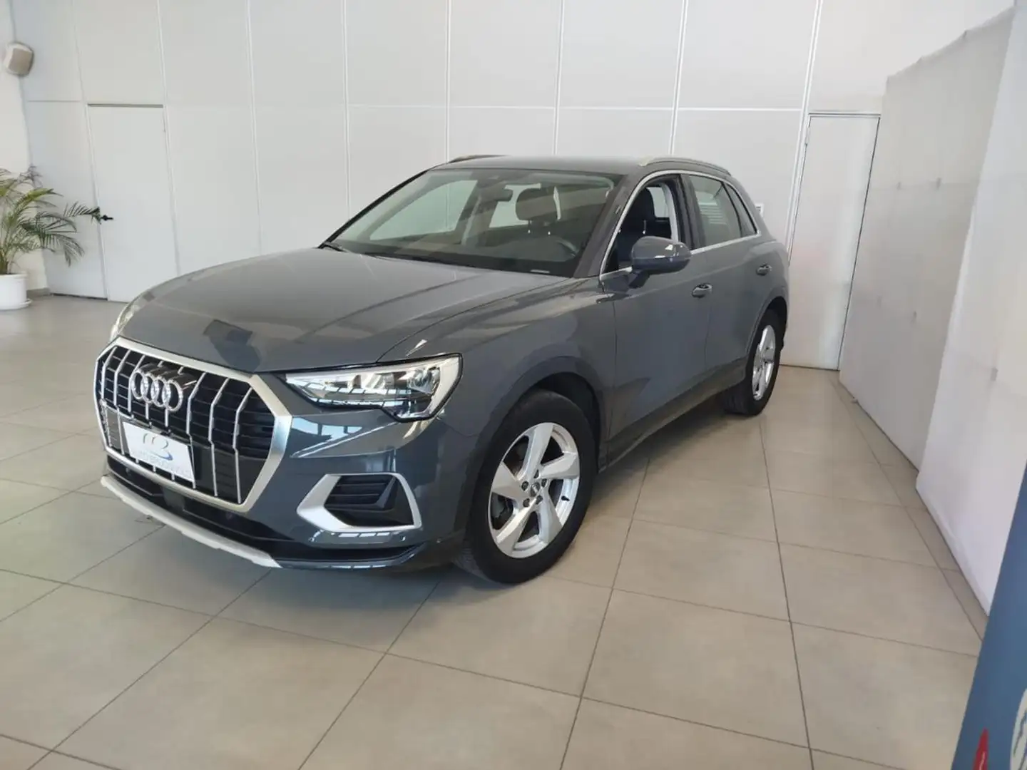 Audi Q3 35 TDI S tronic Business Advanced Gris - 2