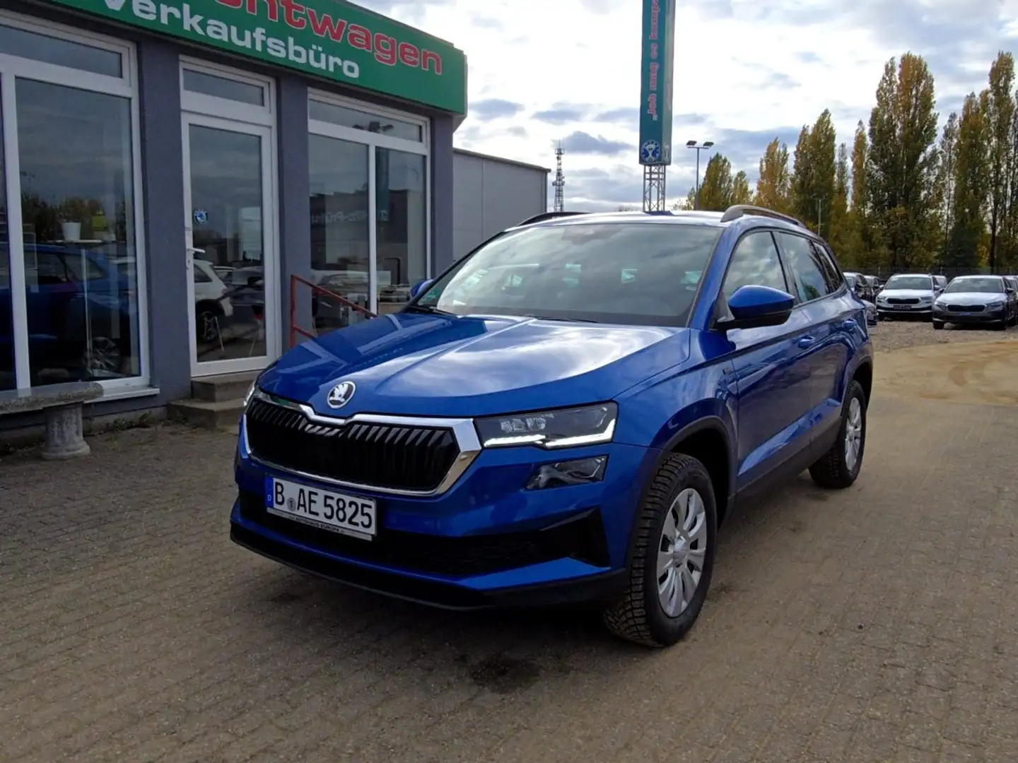 Skoda Karoq 1.5 TSI DSG Tour-8fach bereift KAM PDC NAV SHZ Kli Blau - 1