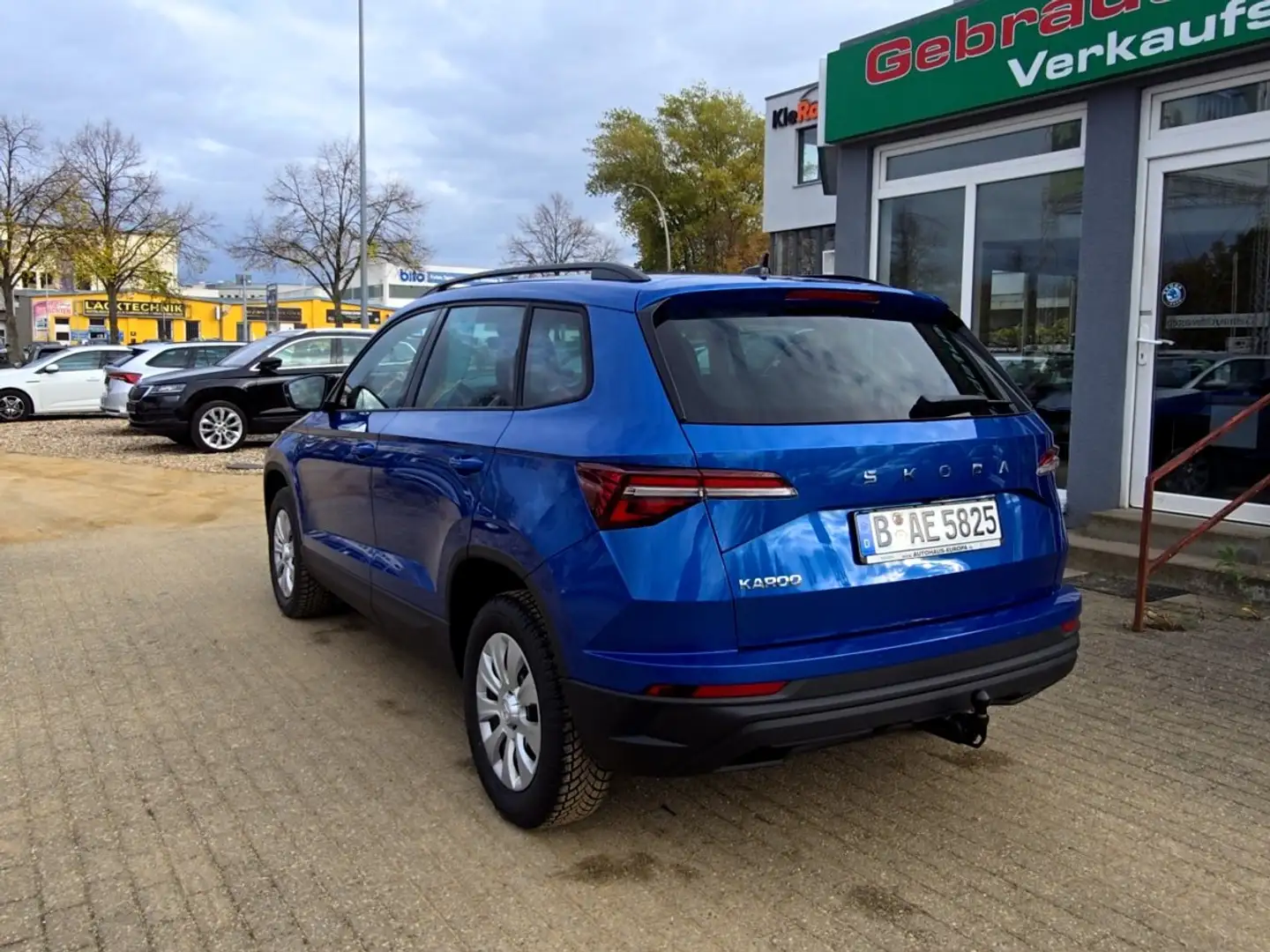 Skoda Karoq 1.5 TSI DSG Tour-8fach bereift KAM PDC NAV SHZ Kli Blau - 2