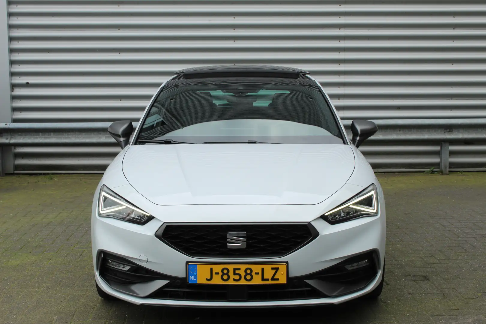 SEAT Leon 1.5 eTSI 150pk FR Launch Edition DSG7 Panoramadak Wit - 2