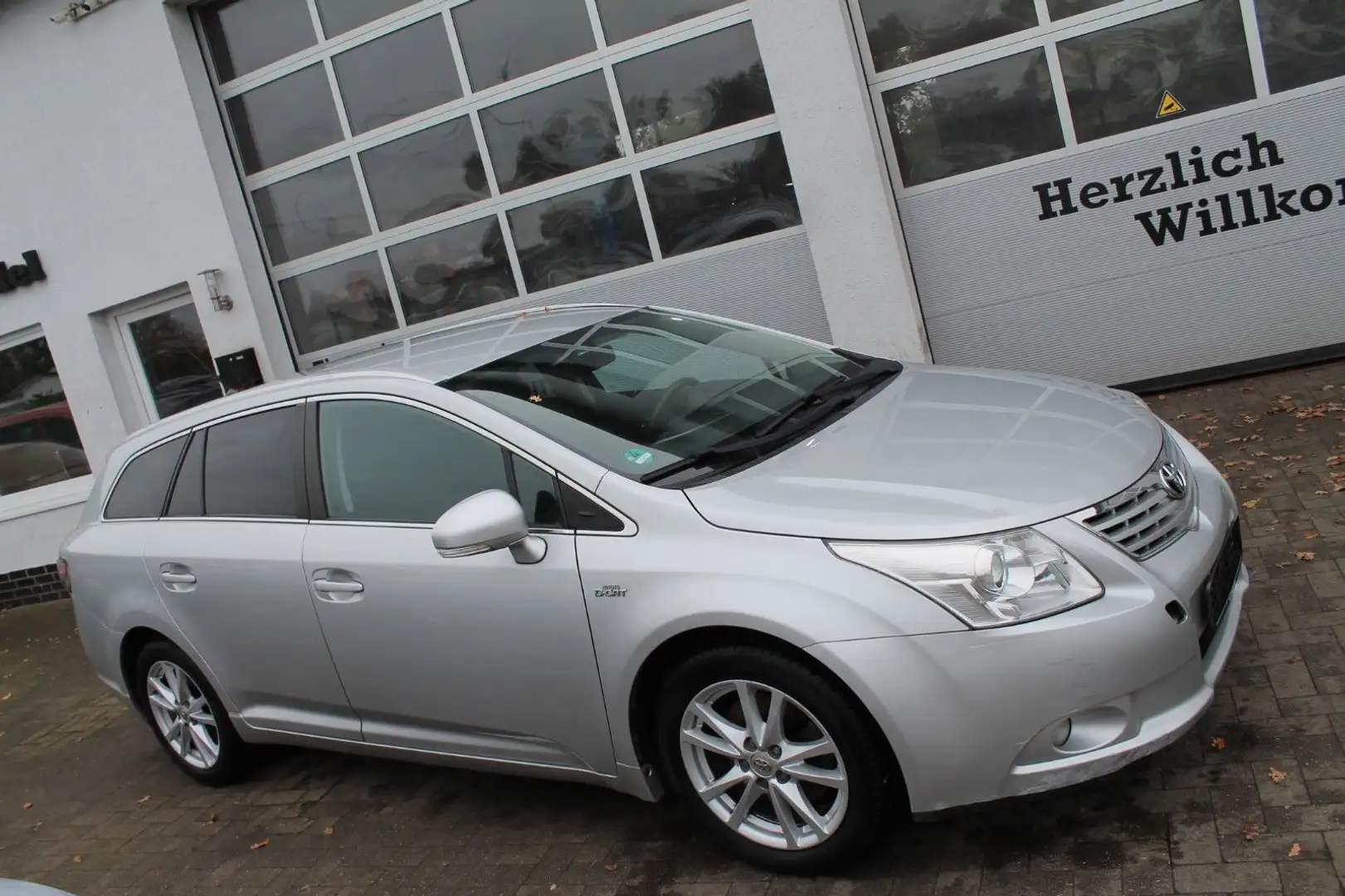 Toyota Avensis Combi Edition 2.2 D-4D Automatik Silber - 2