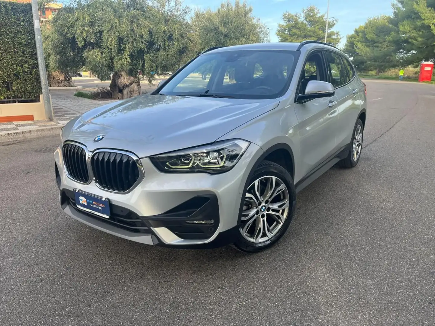 BMW X1 sDrive16d Business Advantage Zilver - 1