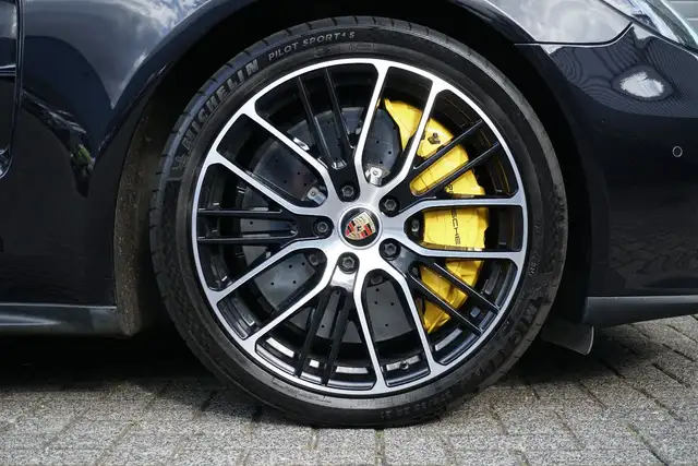 Porsche Panamera view 11