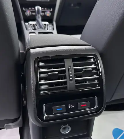 Volkswagen Passat view 10