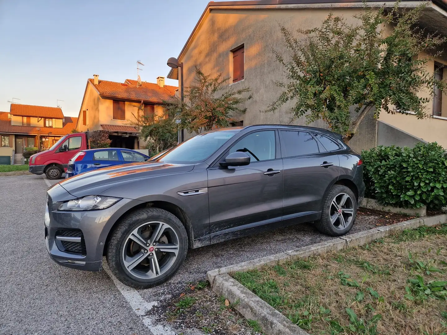 Jaguar F-Pace F-Pace 2017 2.0d i4 Pure awd 240cv auto my18 Grigio - 2