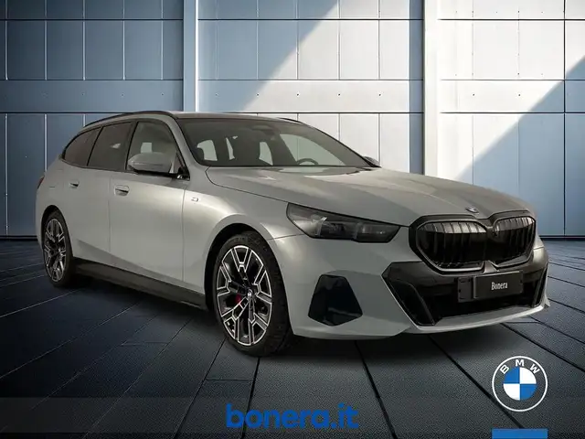 BMW 5 Series view 4
