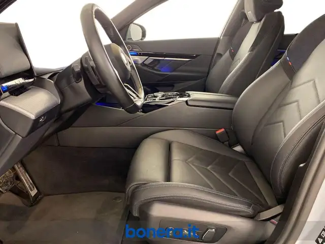 BMW 5 Series view 14