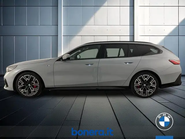 BMW 5 Series view 9