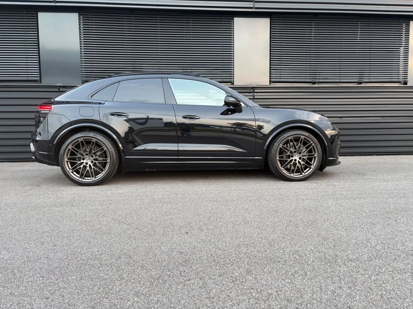 Porsche Macan E Turbo-REALITY HEAD UP- MEGAVOLL!! Schwarz - 1