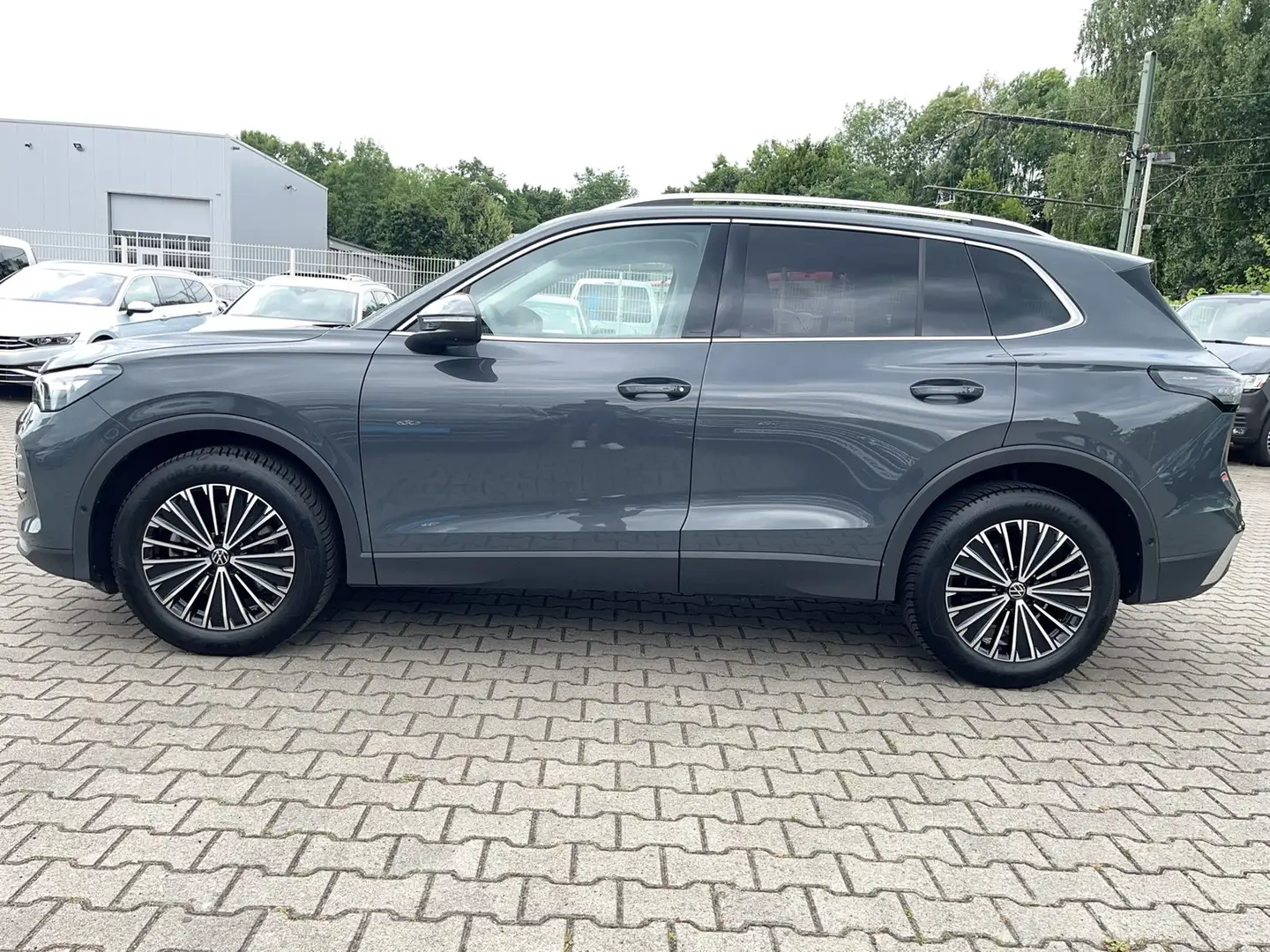 Volkswagen Tiguan III 2.0 TDI Elegance Matrix IQ. 360° AHK Grau - 2