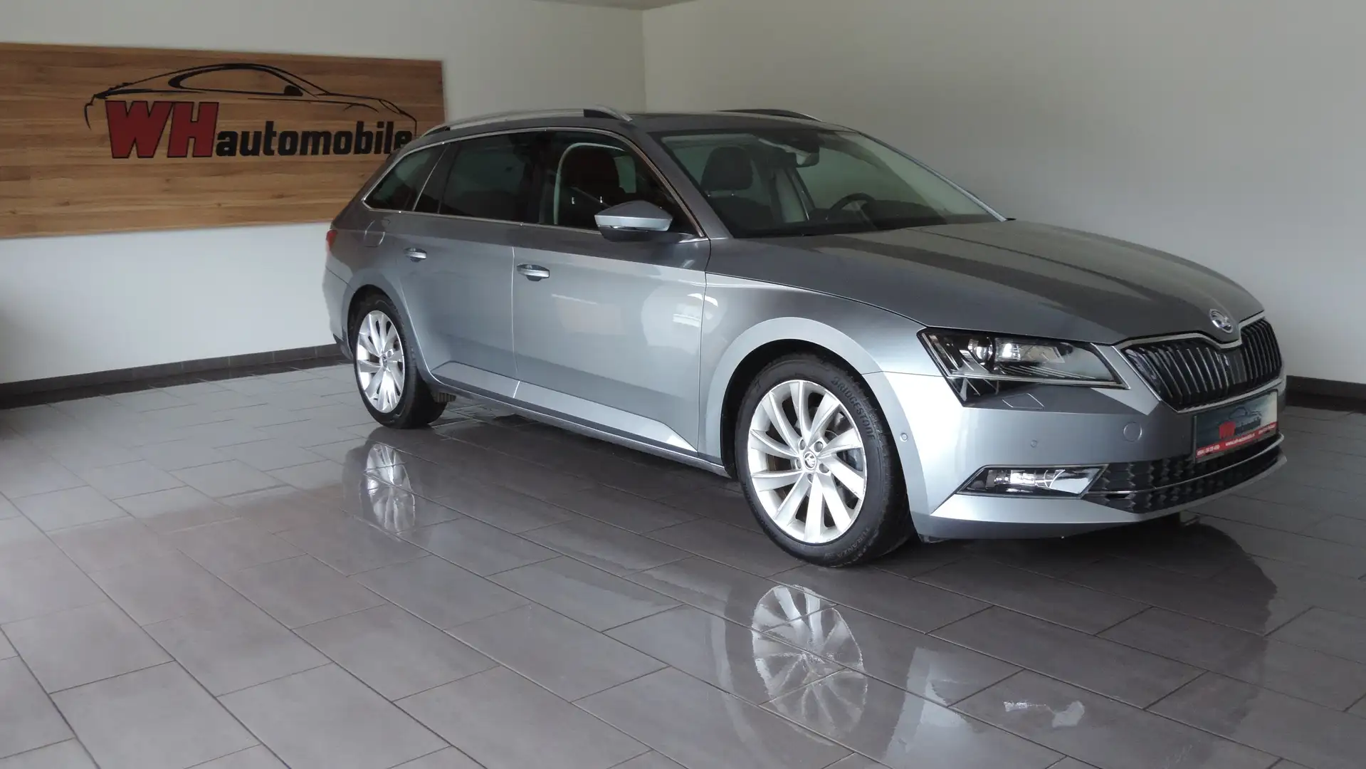 Skoda Superb Kombi 2,0 TDI Style DSG / AHV / ACC / PANO / STAH Grau - 2