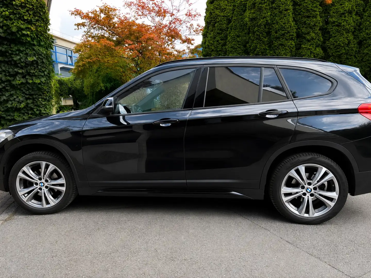 BMW X1 X1 xDrive18d Sport Line Aut. Sport Line Schwarz - 2