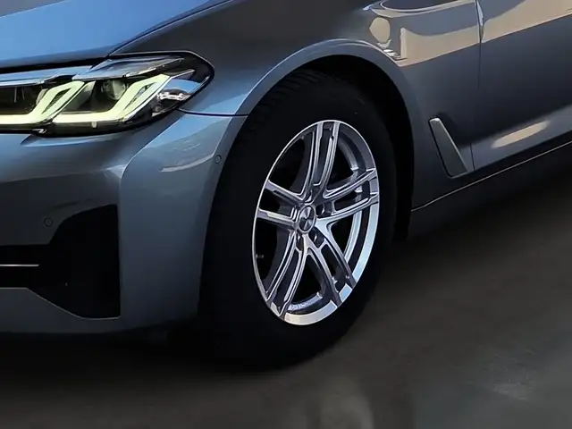 BMW 5 Series view 10