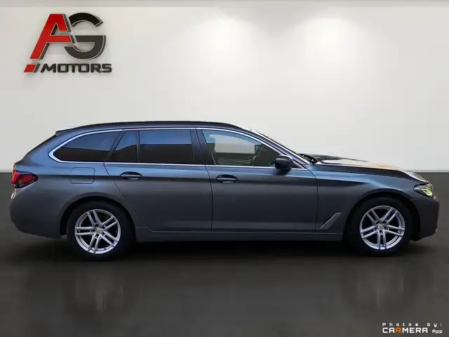 BMW 5 Series view 4