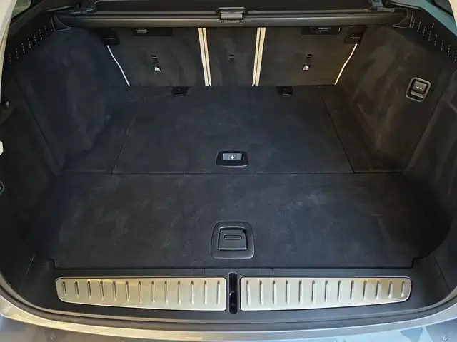 BMW 5 Series view 11