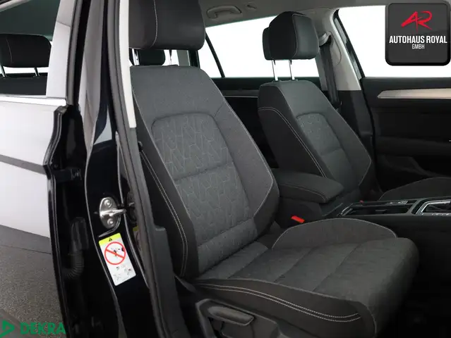 Volkswagen Passat view 11