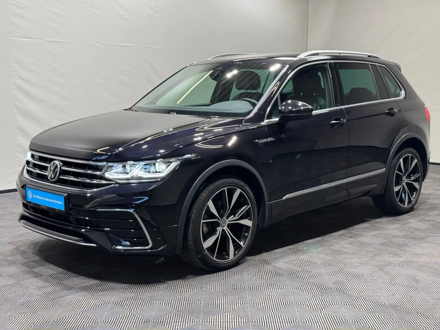 Volkswagen Tiguan R-Line 1.5 TSI DSG | MATRIX NAVI KAMERA Zwart - 2