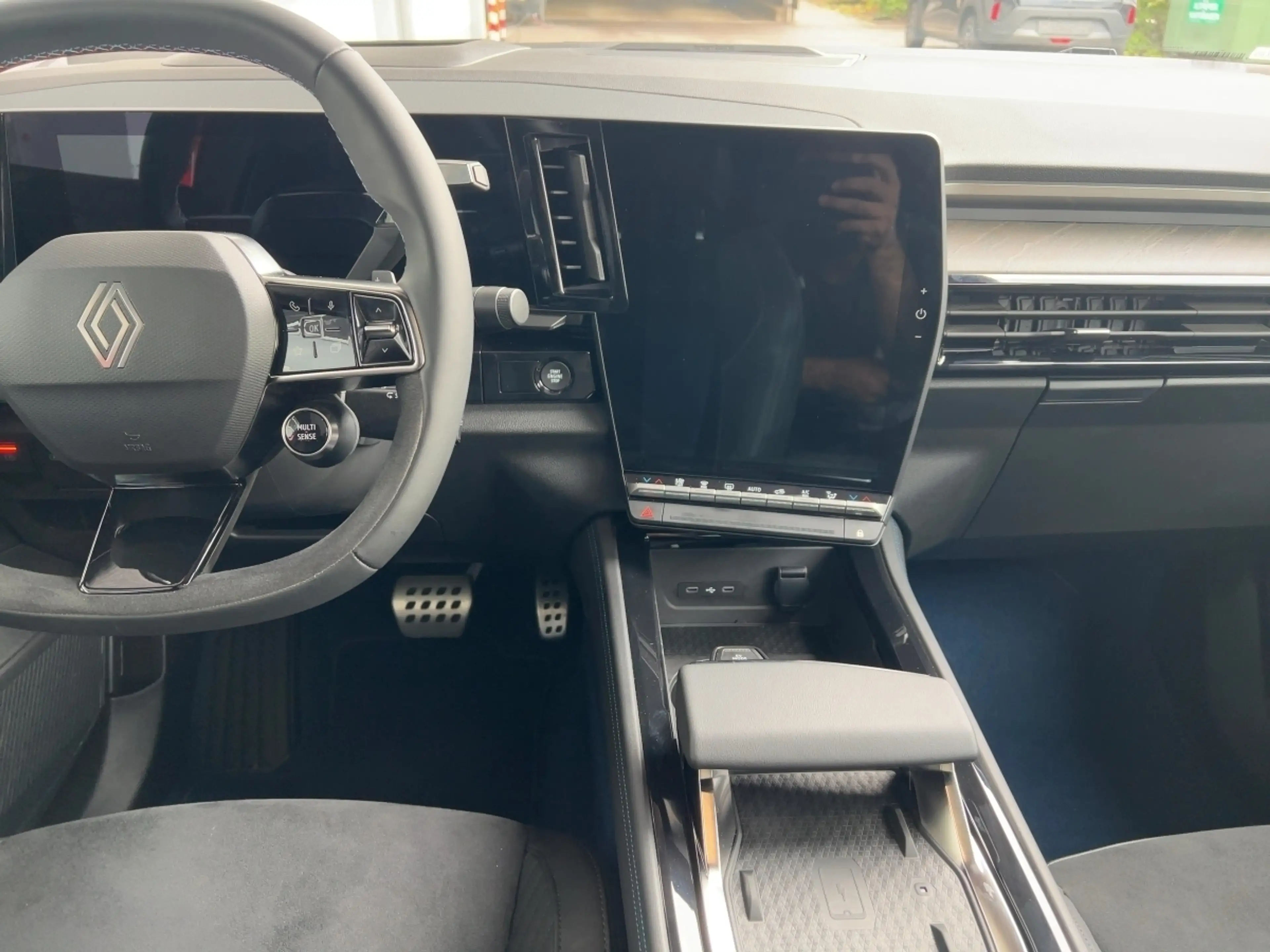 Renault Rafale Esprit Alpine E-Tech Plug-in Hybrid 300 4x4 — photo 12